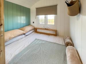 En eller flere senge i et værelse på Ash Hut - Uk51026