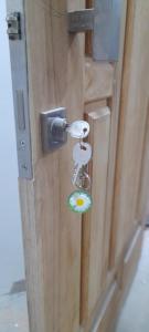 Un pestillo de puerta con llave en una puerta de madera en DDC Sweet home, 