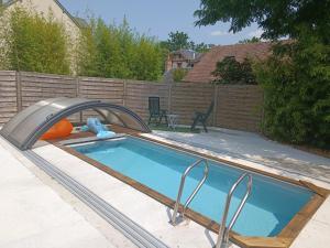 a small swimming pool with a tent around it at A l'étoile du soir in Nançay