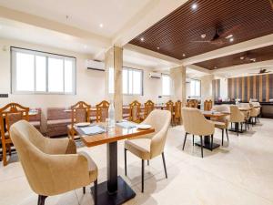 Khu vực ghế ngồi tại Palette Hotel by CheckIn Pune, MIDC Chinchwad