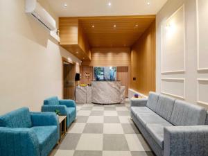 Khu vực ghế ngồi tại Palette Hotel by CheckIn Pune, MIDC Chinchwad
