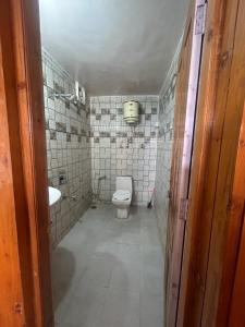 un baño con inodoro y lavabo en Shyam home stay URBAN Cafe, en Nārkanda