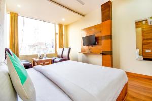 una camera d'albergo con un letto e una tv di Hotel Black Diamond, Zirakpur a Zirakpur