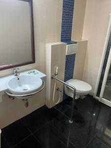 Et badeværelse på Manor Backwater Resort