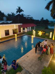 Swimmingpoolen hos eller tæt på Manor Backwater Resort + 5 billeder