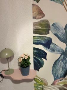 Una planta en un estante en una habitación con un cuadro. en Centre ville, en Tarascon 1 foto más