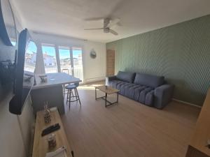 TV a/nebo společenská místnost v ubytování Agréable T2 a 3mn de la mer parking wifi