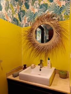 Ένα μπάνιο στο Appartement de Charme Avec Vue Sur Mer