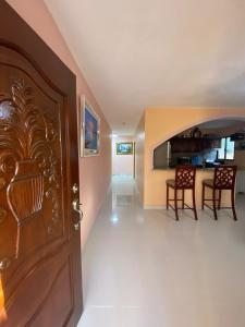 un soggiorno con porta in legno e una cucina di La Ureña House a La Ureña 1 altra foto