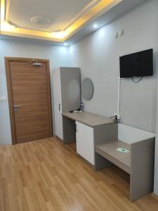 恰纳卡莱HOTEL MARMARA的客房设有书桌、镜子和门