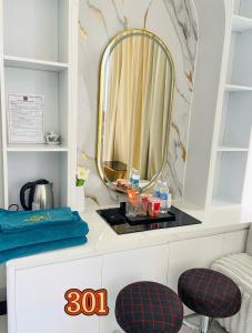 Khách sạn Nữ Vương في Xom Ông Linh: غرور مع كرسيين ومرآة +11 صورة