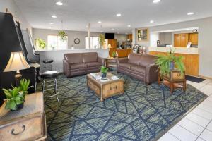 Posezení v ubytování Super 8 by Wyndham New Stanton