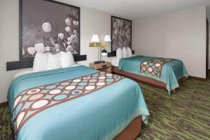 Postel nebo postele na pokoji v ubytování Super 8 by Wyndham New Stanton