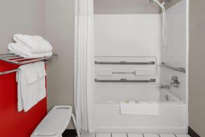 Koupelna v ubytování Super 8 by Wyndham New Stanton + 50 fotografií