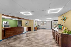 an empty lobby of a hospital with green walls at Quality Inn - Denton in Denton