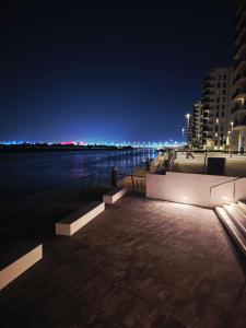 Blick auf das Wasser in der Nacht in der Unterkunft ARK Luxury Rooms walking Distance to Ferrari world, Yas Island in Yas Island