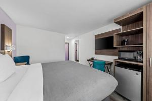 Kuchyň nebo kuchyňský kout v ubytování Quality Inn - Denton