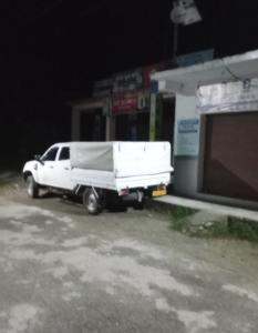 un camion blanc garé devant une station-service dans l'établissement Caravan Camping Stay uttarakhand, à Mukteswar