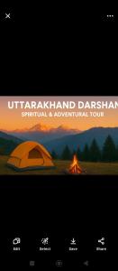une publicité pour une tente de camping et un feu dans l'établissement Caravan Camping Stay uttarakhand, à Mukteswar