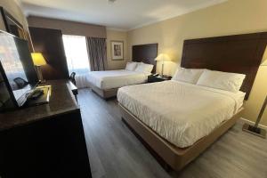 Кровать или кровати в номере Quality Inn Saint-Jean-sur-Richelieu +20 фотографий