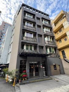 台北市にあるグレイス ホテルの側面にバルコニーがある高層ビル