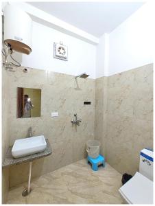 Koupelna v ubytování Varanasi Hotel MED-HYA GRAND Near Baba Vishwanath Temple- Fully Air Conditioned Hotel- Lift# Wi-fi# Room service- Best Premium Hotel In Varanasi