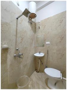 Koupelna v ubytování Varanasi Hotel MED-HYA GRAND Near Baba Vishwanath Temple- Fully Air Conditioned Hotel- Lift# Wi-fi# Room service- Best Premium Hotel In Varanasi