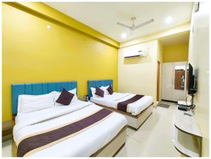 Postel nebo postele na pokoji v ubytování Varanasi Hotel MED-HYA GRAND Near Baba Vishwanath Temple- Fully Air Conditioned Hotel- Lift# Wi-fi# Room service- Best Premium Hotel In Varanasi