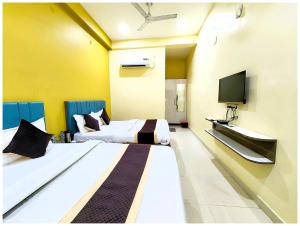 TV a/nebo společenská místnost v ubytování Varanasi Hotel MED-HYA GRAND Near Baba Vishwanath Temple- Fully Air Conditioned Hotel- Lift# Wi-fi# Room service- Best Premium Hotel In Varanasi + 16 fotografií