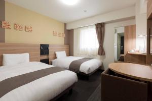 Giường trong phòng chung tại Comfort Hotel Wakayama