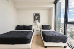 En eller flere senge i et værelse på Sky High at Beaudry 2 Bed Apt WITH FREE PARKING + 51 billeder