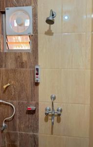 Et badeværelse på Atiti 2bhk Opulent Oasis -205