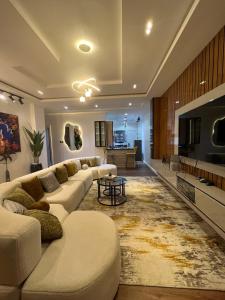 una sala de estar con un sofá y una mesa en Lisa apartment, en Kadobunkuro