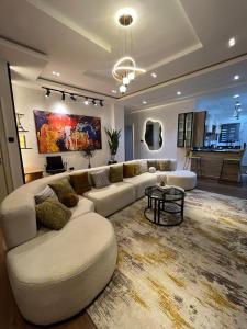 una sala de estar con un sofá y una mesa en Lisa apartment, en Kadobunkuro