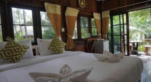 De Bua Valley في Ban Kom: غرفة نوم بسرير أبيض كبير مع نوافذ +147 صورة