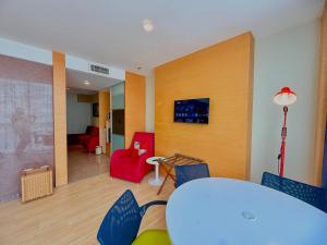 TV a/nebo společenská místnost v ubytování NuEmpire Subang Suite - Empire Hotel