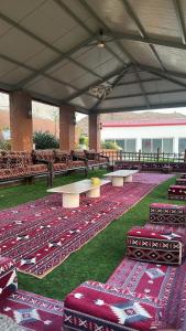 Difta resort : مجموعة من الطاولات والكراسي تحت خيمة