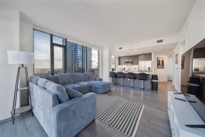 ロサンゼルスにあるThe Olive Skyline 2 Bed Apt with FREE PARKING in DTLAのソファとテーブルのあるリビングルーム