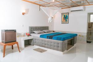 Anu Villa Wadduwa في وادوا: غرفة نوم بها سرير وتلفزيون