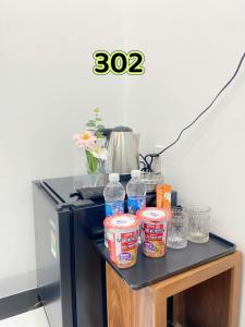 Khách sạn Nữ Vương في Xom Ông Linh: طاولة صغيرة عليها بعض الطعام والمشروبات