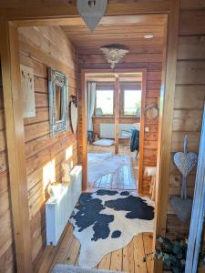 een kamer met houten wanden en een hal met een tapijt bij Holzhaus in Langatte