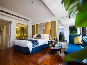 Ένα ή περισσότερα κρεβάτια σε δωμάτιο στο Wuyang Holiday Hotel Hangzhou +258 φωτογραφίες