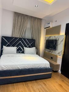 En eller flere senge i et værelse på Estelle Service Apartments Limited + 6 billeder