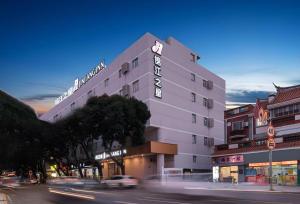 Nespecifikovaný výhled na hory nebo výhled na hory při pohledu z hotelu