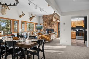 RMR: Stock House in Teton Village في قرية تيتون: غرفة طعام وغرفة معيشة مع طاولة وكراسي