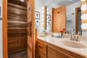 RMR: Stock House in Teton Village في قرية تيتون: حمام به مغسلتين ومرآة كبيرة +35 صورة