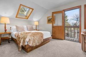 RMR: Stock House in Teton Village في قرية تيتون: غرفة نوم بسرير كبير عليها بطانية