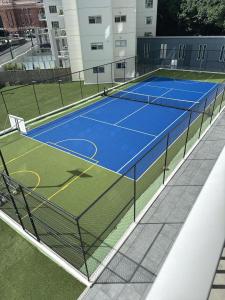 an overhead view of a tennis court at Charming & Cozy Apartment in the Heart of Auckland - 2 bd-2 bth-free carpark in Auckland