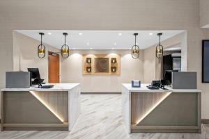 コンウェイにあるComfort Suites Conwayのロビーには2つのフロントデスク(パソコン付)があります。 +64枚の写真