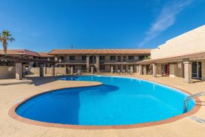 a large blue swimming pool in front of a building at Quality Inn & Suites Lake Havasu City in Lake Havasu City